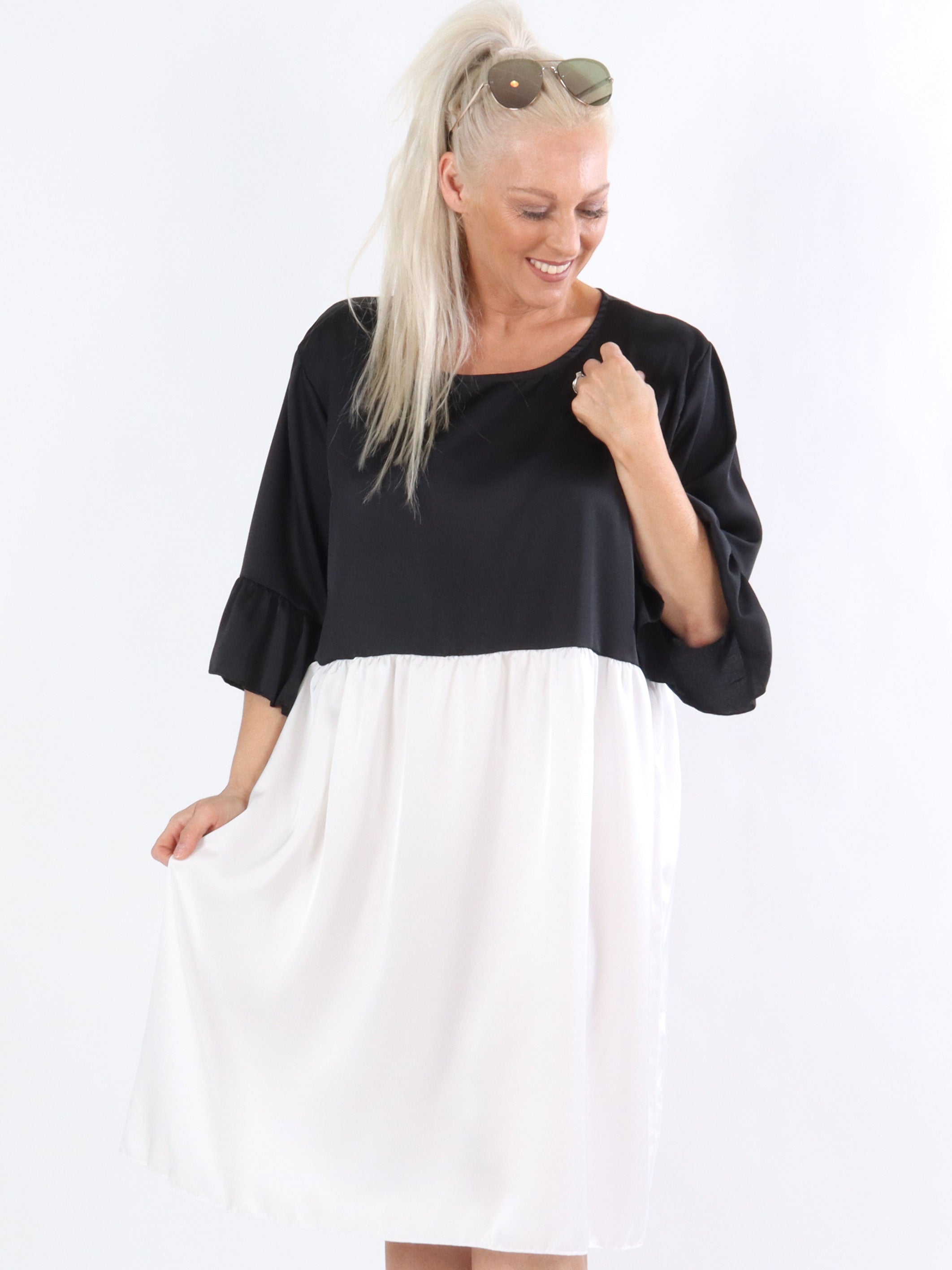 Jacqueline - Feminin klänning i silkeslook med volangärmar